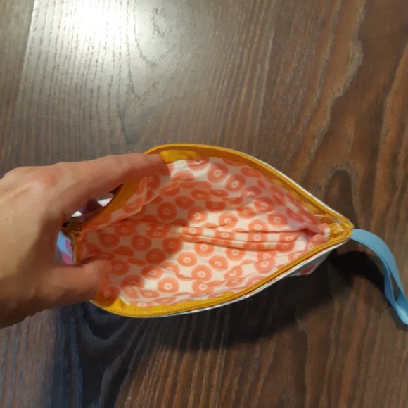 Cosmetic pouch - Picture 3 of 3